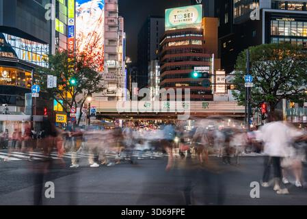 La foule nocturne traverse Shibuya scramble près de la gare JR Shibuya, Tokyo Banque D'Images
