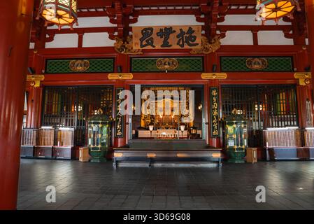 Maître-autel du temple Senso ji à Asakusa Tokyo avec sanctuaire en or Banque D'Images