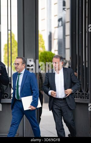 Madrid, Espagne. 19 novembre 2025. Enrique Santiago, député de l’IU dans le groupe parlementaire Sumar et secrétaire général du Parti communiste d’Espagne (PCE), quitte le Congrès des députés espagnol par une porte extérieure après avoir assisté à une session parlementaire à Madrid, alors que journalistes et photographes couvrent l’activité politique de la journée autour du bâtiment du parlement. Crédit : Diego Martínez/Alamy Live News. Banque D'Images