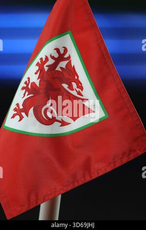 Cardiff, Royaume-Uni. 18 novembre 2025. Drapeau du coin du pays de Galles. Pays de Galles - Macédoine du Nord, match de qualification du groupe J de la Coupe du monde de la FIFA au stade de Cardiff à Cardiff, pays de Galles du Sud, mardi 18 novembre 2025. Usage éditorial exclusif. photo par Andrew Orchard/Andrew Orchard photographie sportive/Alamy Live News crédit : Andrew Orchard photographie sportive/Alamy Live News Banque D'Images