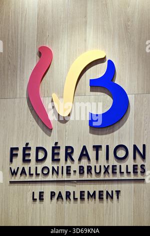 Bruxelles, Belgique. 19 novembre 2025. Le logo de la Fédération Wallonie Bruxelles photographié lors d'une session plénière du parlement de la Fédération Wallonie-Bruxelles (Fédération Wallonie Bruxelles - Federatie Wallonie Brussel) à Bruxelles, mercredi 19 novembre 2025. BELGA PHOTO ERIC LALMAND crédit : Belga News Agency/Alamy Live News Banque D'Images