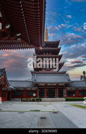 Pagode Sensojis de cinq étages vue depuis les avant-toiTS à Asakusa Tokyo Banque D'Images