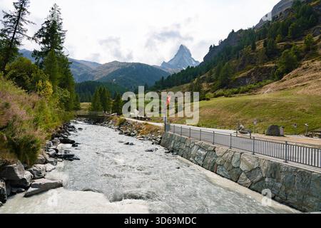 Matterhorn dans la vallée suisse verte avec une rivière Gornera qui coule de la montagne avec drapeau suisse à Zermatt, Suisse Banque D'Images