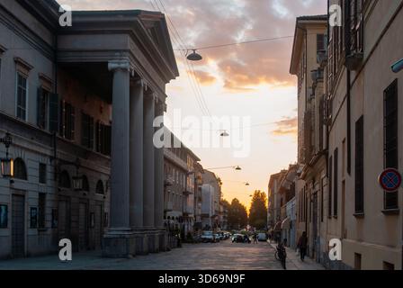 Cremona, Italie - 21 octobre 2025 Cremona, Italie - 2 octobre 2025 façade du Teatro Ponchielli avec des colonnes classiques sur une rue historique Banque D'Images