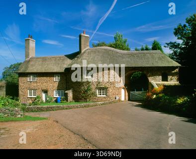 Vue ENE de Ashley Combe Lodge (Worthy Toll House) Porlock Weir, Somerset, Angleterre, Royaume-Uni montrant le chalet victorien et la porte voûtée de la route à péage Banque D'Images