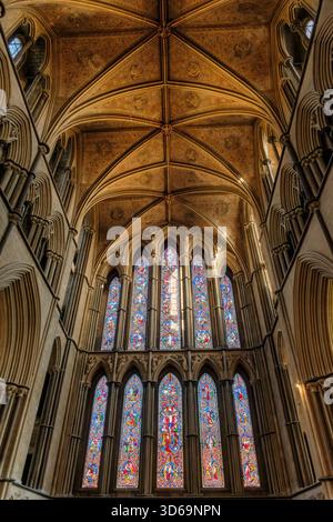 Worcester, Worcestershire - la belle fenêtre est encadrée par le plafond voûté dans la chapelle Dame de la cathédrale de Worcester. Cathédrale de Worcester, fo Banque D'Images