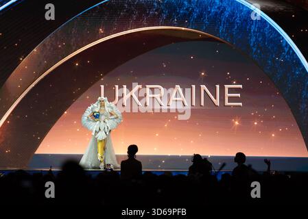 Bangkok, Thaïlande. 19 novembre 2025. Sofiya Tkachuk d'UKRAINE, en compétition nationale de costumes lors de la 74e compétition Miss Univers 2025, au Centre d'exposition et de Convention IMPACT, le 19 novembre 2025 à Bangkok, Thaïlande. (Photo de Teera Noisakran/Sipa USA) crédit : Sipa USA/Alamy Live News Banque D'Images