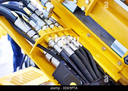 Flexibles hydrauliques et raccords sur machine industrielle Banque D'Images