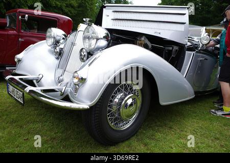 Bad Bentheim, Allemagne - 13 juillet 2025 le devant d'une Horch d'argent 853. Ce modèle a été construit entre 1935 et 1937 et a été considéré comme un symbole pour le G. Banque D'Images