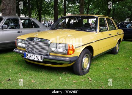 Bad Bentheim, Allemagne - 13 juillet 2025 Une Mercedes-Benz W123 jaune. Il s'agissait d'une voiture de prestige construite entre 1975 et 1986. Banque D'Images