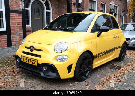 Ootmarsum, pays-Bas - 3 novembre 2025 Un Abarth 500 jaune et noir de 2018 Banque D'Images