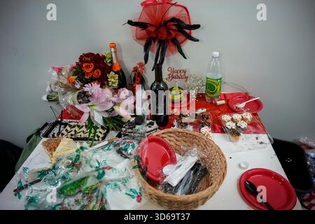 Séquelles d'une fête d'anniversaire adulte à New York le jeudi 14 novembre 2025. (© Richard B. Levine) Banque D'Images