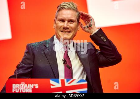Liverpool, Royaume-Uni, octobre 2023, Keir Starmer enlève les paillettes de ses cheveux à la conférence du Parti travailliste, crédit Antony Medley Banque D'Images