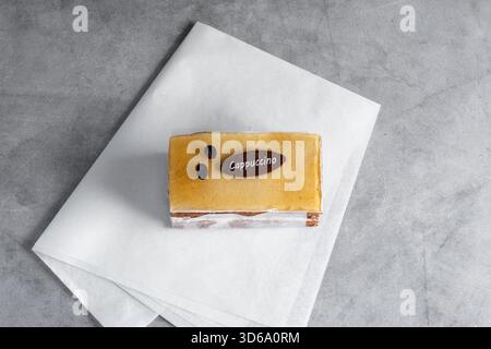 Une vue de dessus d'un gâteau au café cappuccino. Banque D'Images