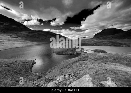 Vue sur Sprinkling Tarn sur Seathwaite Fell, Lake District National Park, Cumbria, Angleterre, Royaume-Uni Banque D'Images