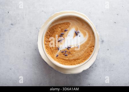 Vue de dessus d'un cappuccino à la lavande. Banque D'Images