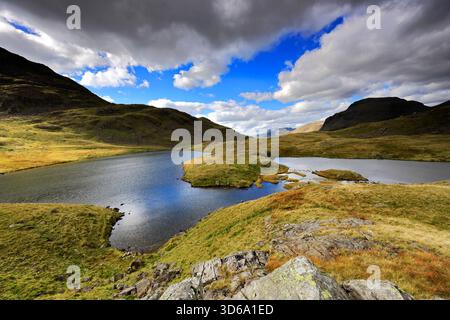 Vue sur Sprinkling Tarn sur Seathwaite Fell, Lake District National Park, Cumbria, Angleterre, Royaume-Uni Banque D'Images