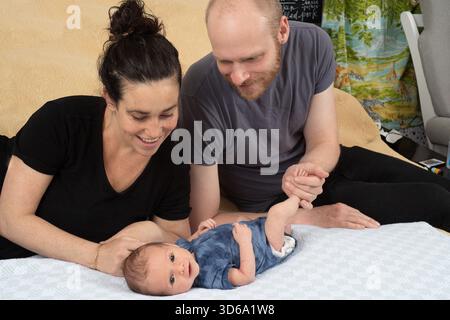 Bébé garçon nouveau-né, 3 semaines, avec les parents Banque D'Images