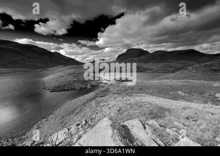 Vue sur Sprinkling Tarn sur Seathwaite Fell, Lake District National Park, Cumbria, Angleterre, Royaume-Uni Banque D'Images