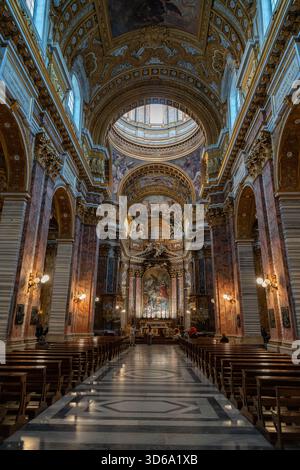 Intérieur de la basilique Pierre de la Cité du Vatican, présentant son architecture majestueuse, ses détails ornés et son atmosphère sacrée. Banque D'Images