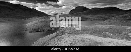 Vue sur Sprinkling Tarn sur Seathwaite Fell, Lake District National Park, Cumbria, Angleterre, Royaume-Uni Banque D'Images