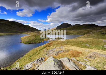 Vue sur Sprinkling Tarn sur Seathwaite Fell, Lake District National Park, Cumbria, Angleterre, Royaume-Uni Banque D'Images