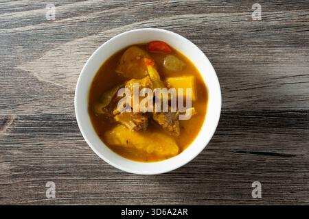 Une vue de dessus d'un bol de ragoût de bœuf de style jamaïcain. Banque D'Images