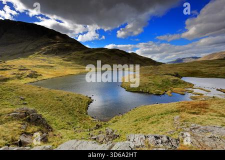 Vue sur Sprinkling Tarn sur Seathwaite Fell, Lake District National Park, Cumbria, Angleterre, Royaume-Uni Banque D'Images