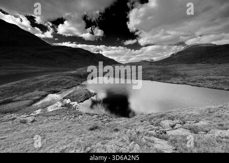 Vue sur Sprinkling Tarn sur Seathwaite Fell, Lake District National Park, Cumbria, Angleterre, Royaume-Uni Banque D'Images