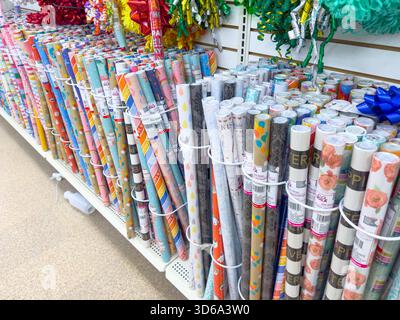 Winnipeg, Manitoba, Canada - 05-08-2023 : vue d'une exposition de rouleaux de papier d'emballage cadeau, vue dans un magasin de détail local. Banque D'Images