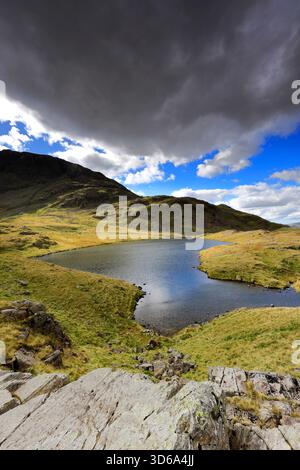 Vue sur Sprinkling Tarn sur Seathwaite Fell, Lake District National Park, Cumbria, Angleterre, Royaume-Uni Banque D'Images