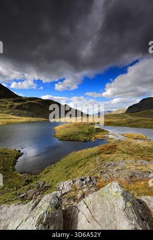 Vue sur Sprinkling Tarn sur Seathwaite Fell, Lake District National Park, Cumbria, Angleterre, Royaume-Uni Banque D'Images