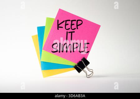 Symbole garder simple. Les mots conceptuels permettent de simplifier les choses sur les notes adhésives. Beau fond blanc. Business et Keep IT concept simple. Copier l'espace. Banque D'Images