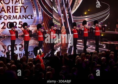 Katherine Jenkins se produit au Royal Variety performance au Royal Albert Hall de Londres. Date de la photo : mercredi 19 novembre 2025. Banque D'Images