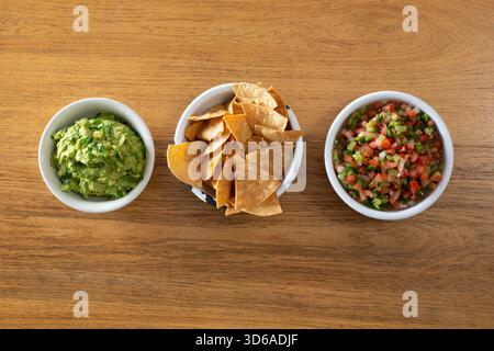 Une vue de haut en bas du guacamole, des chips de tortilla et du pico de gallo salsa. Banque D'Images