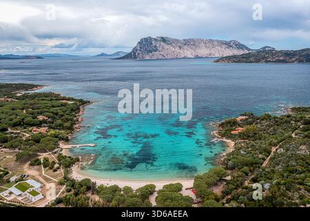 Turquoise Bay Cove avec eau claire, pins et Mountain Island View, paradis pittoresque luxuriant Banque D'Images