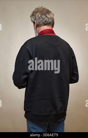 Vieil homme de plus de 60 portrait en studio avec smartphone Banque D'Images