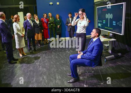Ottawa, Canada. 19 novembre 2025. OTTAWA, CANADA 20251119La reine Silvia et le roi Carl Gustaf se voient montrer l’utilisation de lunettes d’IA lors de leur visite à Ericsson alors que la visite d’État au Canada s’est poursuivie le mercredi 19 novembre 2025. Photo : Jonas Ekströmer/TT/Code 10030 ce texte est traduit automatiquement crédit : TT News Agency/Alamy Live News Banque D'Images