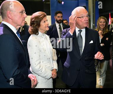 Ottawa, Canada. 19 novembre 2025. OTTAWA, CANADA 20251119Jan Carlson, président du conseil d’administration d’Ericsson avec la reine Silvia et le roi Carl Gustaf, regardant une paire de lunettes d’IA lors de la visite à Ericsson alors que la visite d’État au Canada s’est poursuivie le mercredi 19 novembre 2025. Photo : Jonas Ekströmer/TT/Code 10030 ce texte est traduit automatiquement crédit : TT News Agency/Alamy Live News Banque D'Images