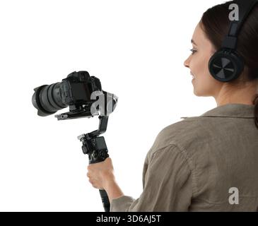 Vidéaste utilisant stabilisateur de cardan avec caméra sur fond blanc Banque D'Images