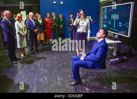 Ottawa, Canada. 19 novembre 2025. OTTAWA, CANADA 20251119La reine Silvia et le roi Carl Gustaf se voient montrer l’utilisation de lunettes d’IA lors de leur visite à Ericsson alors que la visite d’État au Canada s’est poursuivie le mercredi 19 novembre 2025. Photo : Jonas Ekströmer/TT/Code 10030 ce texte est traduit automatiquement crédit : TT News Agency/Alamy Live News Banque D'Images