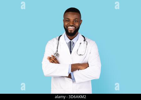 Travailleur médical. Portrait d'un homme afro-américain souriant en uniforme Banque D'Images