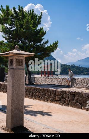 Lanterne en pierre et torii du sanctuaire Itsukushima de la passerelle Miyajima Banque D'Images