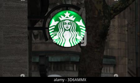 Leuchtreklame mit dem logo der Starbucks Corp. AM Coffee Shop des Unternehmens in der Mönckebergstraße. Altstadt Hamburg Banque D'Images