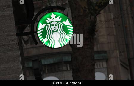 Leuchtreklame mit dem logo der Starbucks Corp. AM Coffee Shop des Unternehmens in der Mönckebergstraße. Altstadt Hamburg Banque D'Images