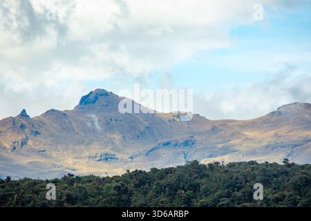 Vue magnifique sur les montagnes Purace à Cauca, Colombie, mettant en valeur la beauté naturelle et la verdure luxuriante. Banque D'Images