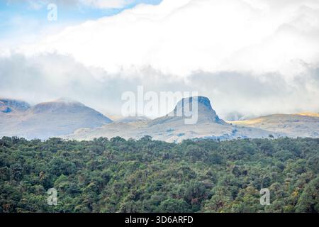 Belle vue sur un lagon entouré de montagnes à Purace, Cauca, Colombie, mettant en valeur un paysage naturel magnifique. Banque D'Images