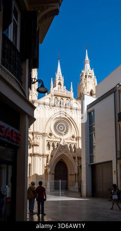 Malaga, Espagne - 12 novembre 2025 : les visiteurs admirent la magnifique façade de l'Iglesia del Sagrado Corazon Banque D'Images
