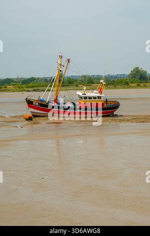 Bateau sur des vasières près de la chaussée à Northey Island sur la rivière Blackwater près de Maldon Essex Banque D'Images