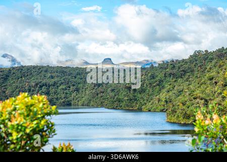 Vue imprenable sur la lagune de Buey entourée de verdure luxuriante et de montagnes à Purace, Cauca, Colombie. Banque D'Images
